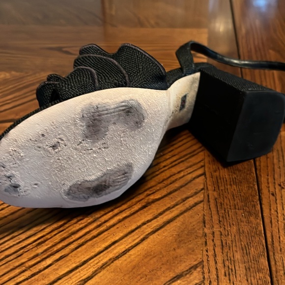 LARROUDE SELENA RUFFLE SANDAL IN BLACK RAFFIA. SIZE 5.5. - Picture 8 of 10